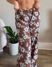 Load image into Gallery viewer, Hawaiian Floral Flow Pants
